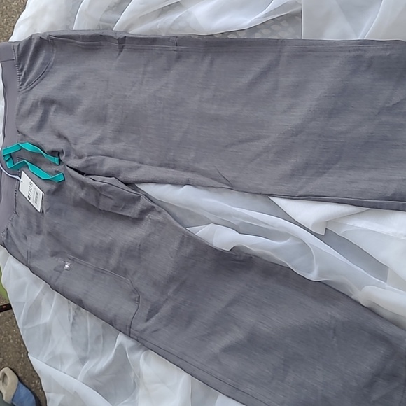 NWT! Figs w Kade cargo scrub pants. Size petite medium - Picture 3 of 6